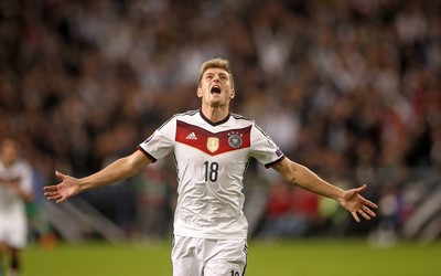 有球电竞精华-什琴斯尼扑救后秀肌肉庆祝